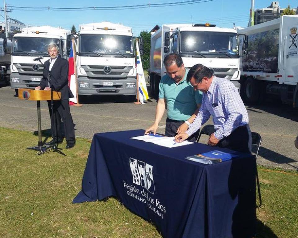 Valdivia: Alcalde Rosas recibe el esperado camión aljibes para la comuna