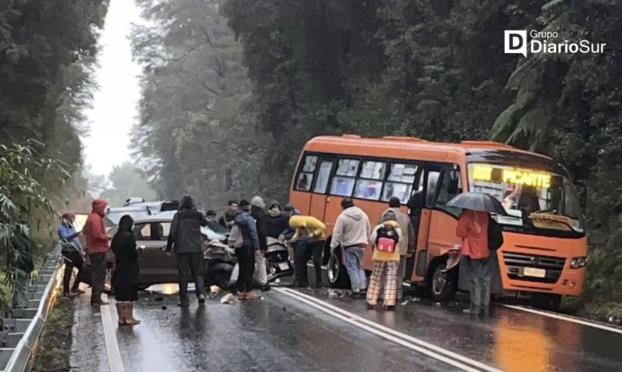 Ruta Valdivia-Niebla: se reporta colisión de microbus con vehículo menor