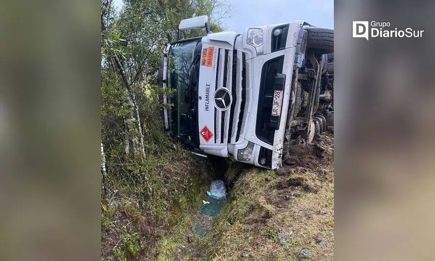 Camión de transporte de combustible se volcó en la ruta Panguipulli-Los Lagos