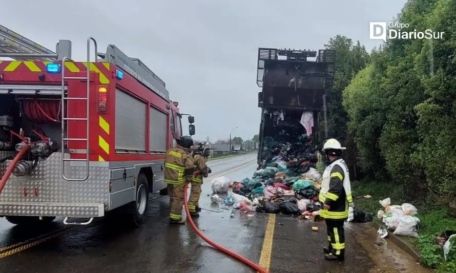 Ceniza caliente por poco incendia camión recolector de basura en Río Bueno