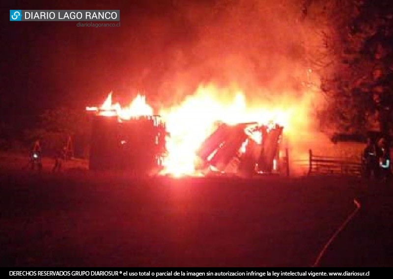 Lago Ranco: Investigan incendio de vivienda en evidente estado de abandono