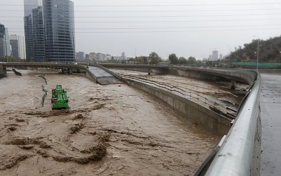 Los nuevos antecedentes que relacionarían las catástrofes del Cau-Cau y Costanera Norte