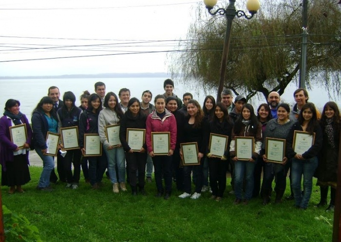 Caras felices tras la entrega de la nómina de beneficiados con beca municipal 2014