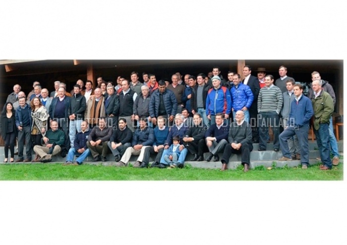 Corraleros Juan Carlos Loaiza y Eduardo Tamayo, campeones de Chile, recibieron el homenaje de sus amigos en Futrono