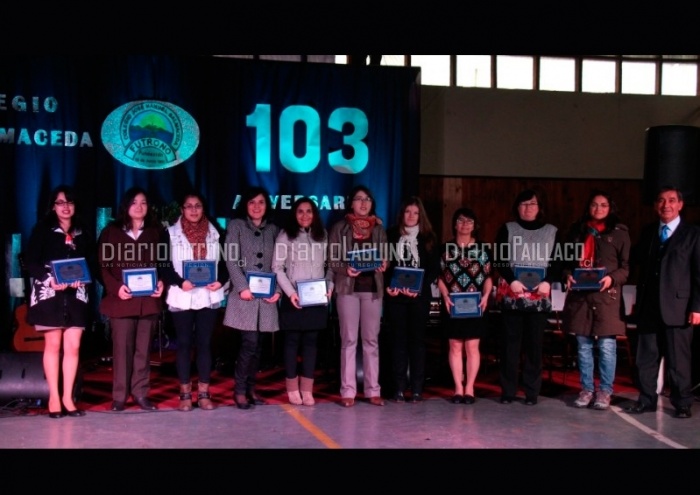 Colegio José Manuel Balmaceda premió a 10  docentes que estudiaron en el establecimiento