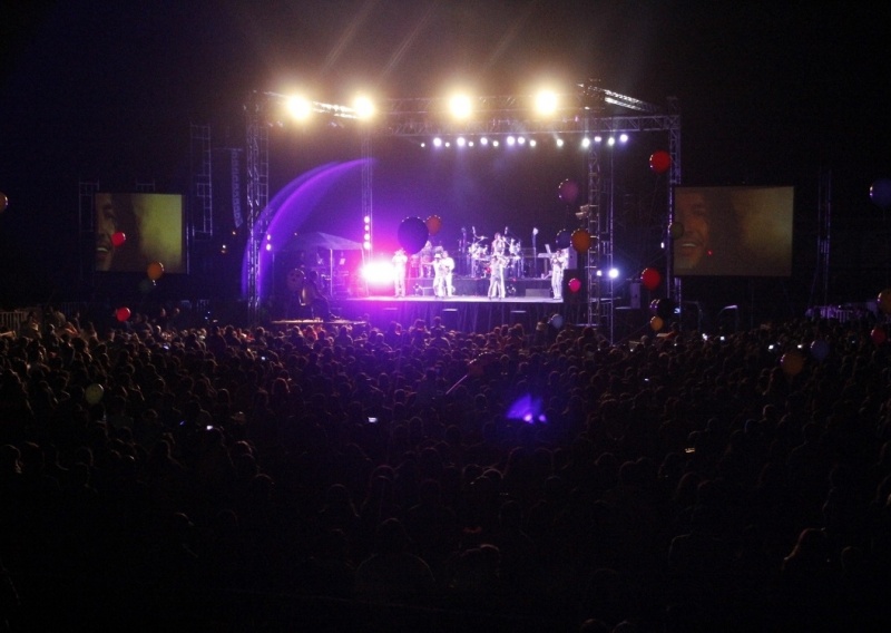 Con fuegos artificiales y la presentación estelar de Leo Rey finalizó la Fiesta del Verano en Paillaco