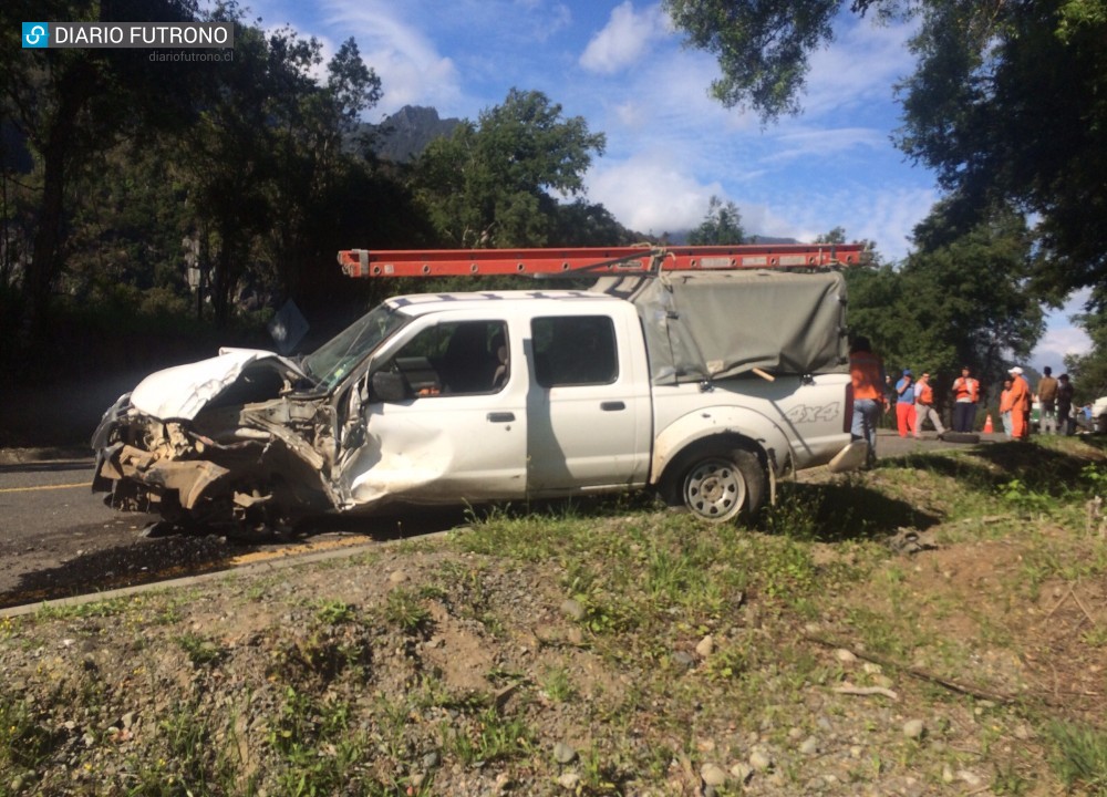 Futrono: Tres personas lesionadas por violento choque entre camión y camioneta en Sichahue