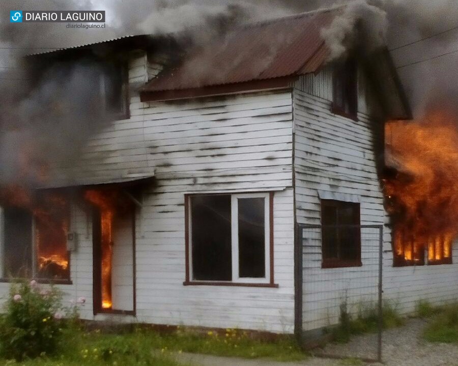 Violento incendio destruyó vivienda en Los Lagos