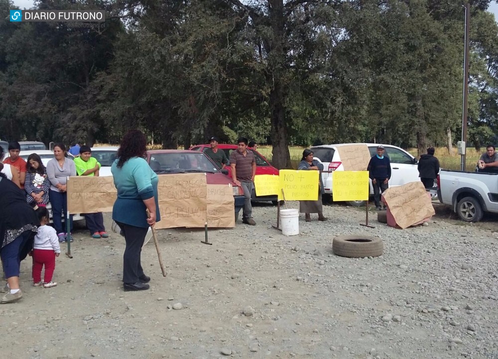 Inician bloqueo del camino viejo a Paillaco para exigir mejoramiento vial