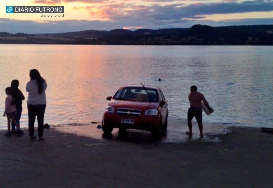 Tuiteros indignados con turista que lavó su auto con detergente en Puerto Futrono 