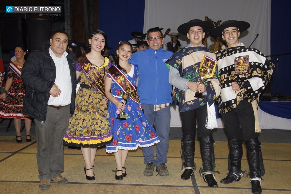 Pareja futronina es la nueva campeona regional de cueca juvenil