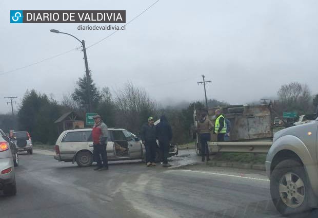 Autómovil y casa rodante involucrados en accidente en la salida sur de Vadivia