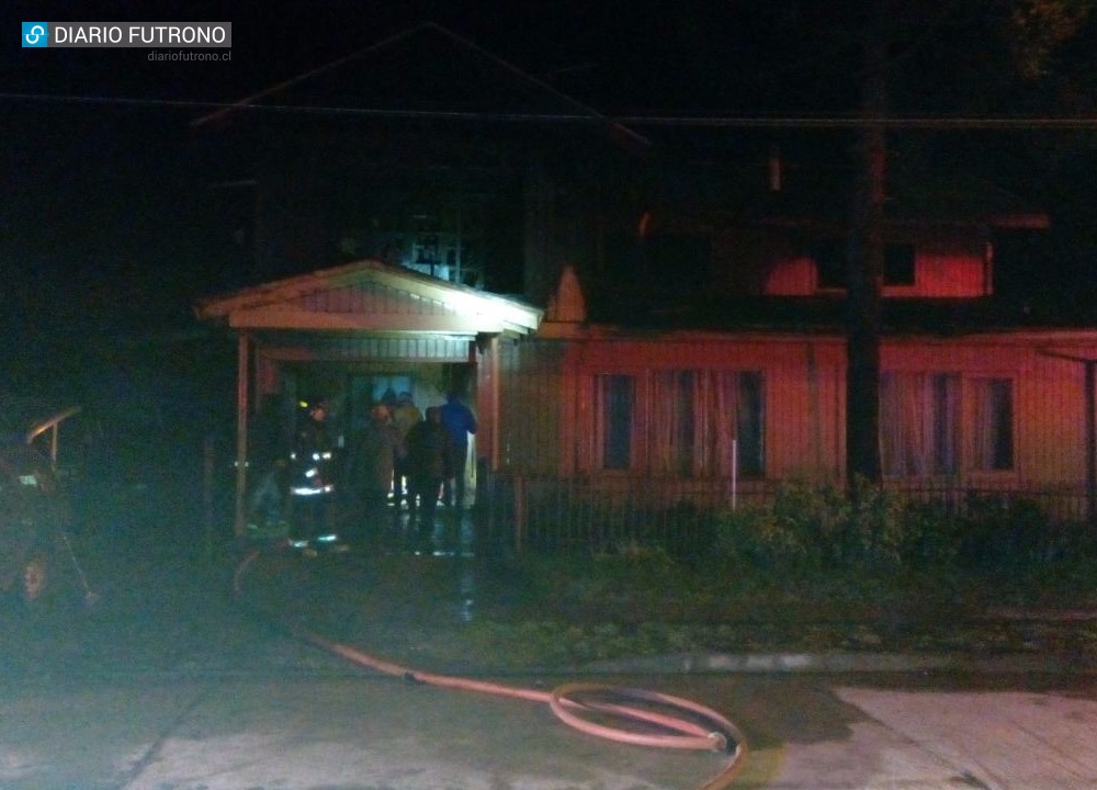 Bomberos de Futrono logró salvar parte importante de la casa de Nicolás Soto