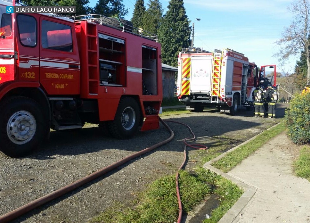 Incendio afectó esta madrugada a vivienda en Lago Ranco.