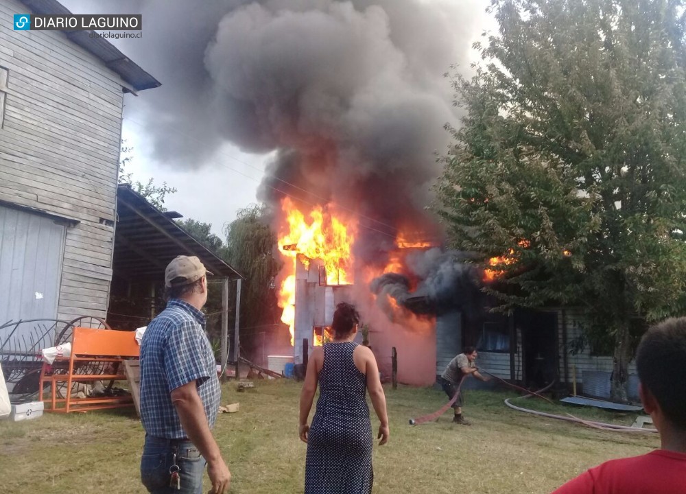 Incendio consumió vivienda en sector Collico de Los Lagos