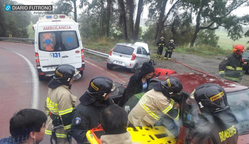 Dos lesionados dejó choque contra una barrera camino a Futrono