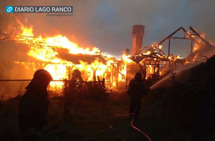 Incendio consumió por completo casa en sector Ignao, Lago Ranco