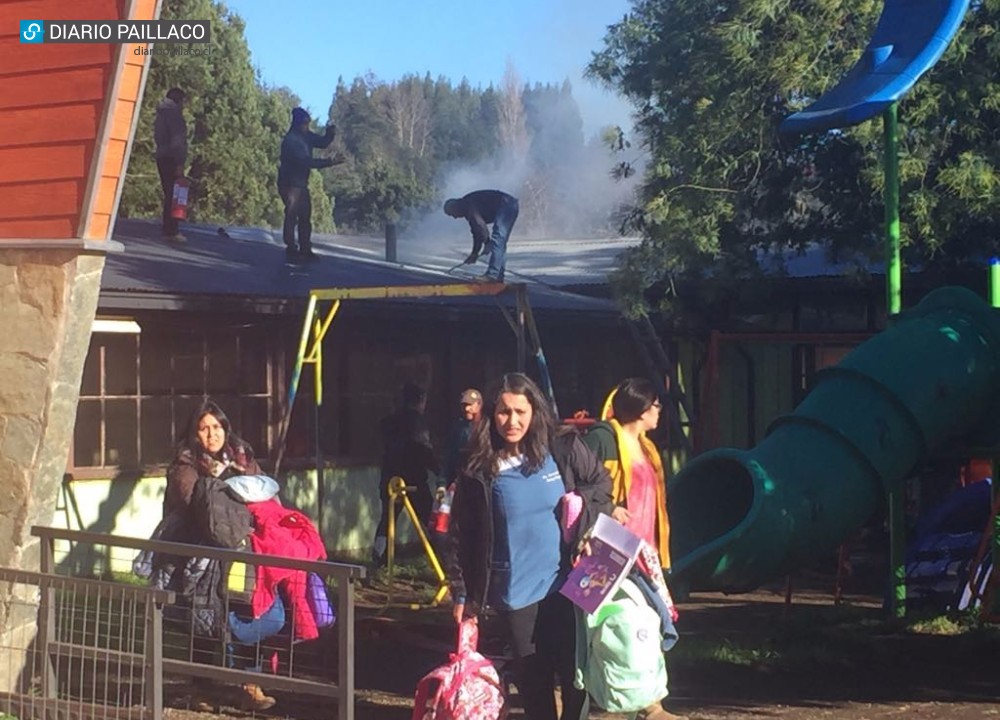 Futrono: Bomberos controló incendio que amenazó a Escuela Fronteriza de Llifén