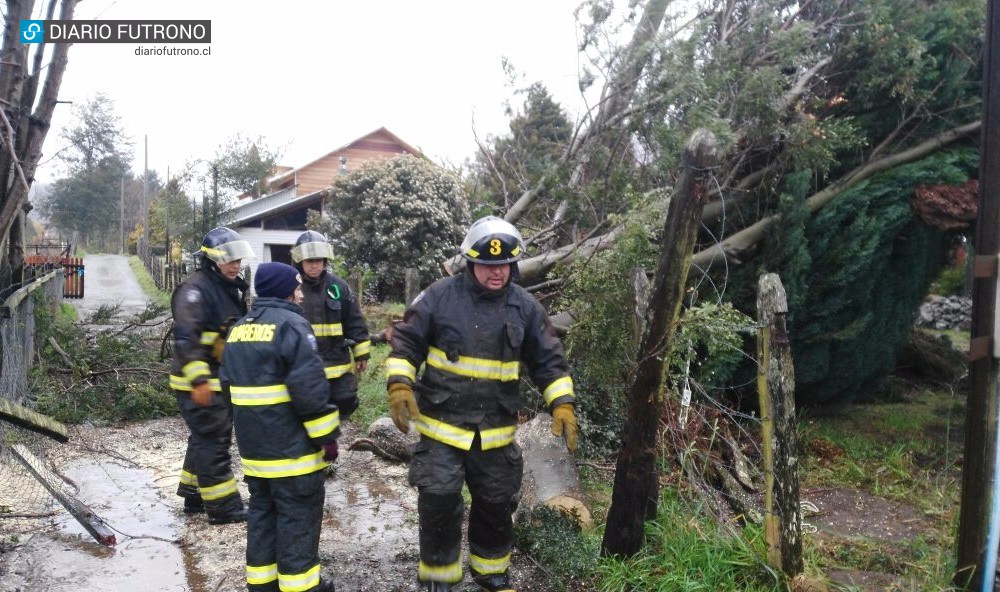 Bomberos al rescate: la extenuante jornada de voluntarios de Futrono, Nontuelá y Llifén