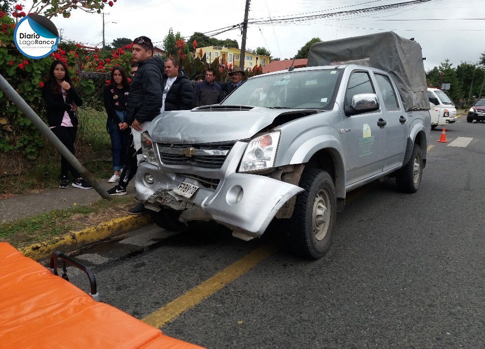 Madre e hija lesionadas tras colisión por alcance en Lago Ranco