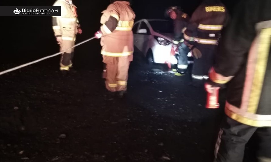Bomberos rescató automóvil que cayó al río Calcurrupe
