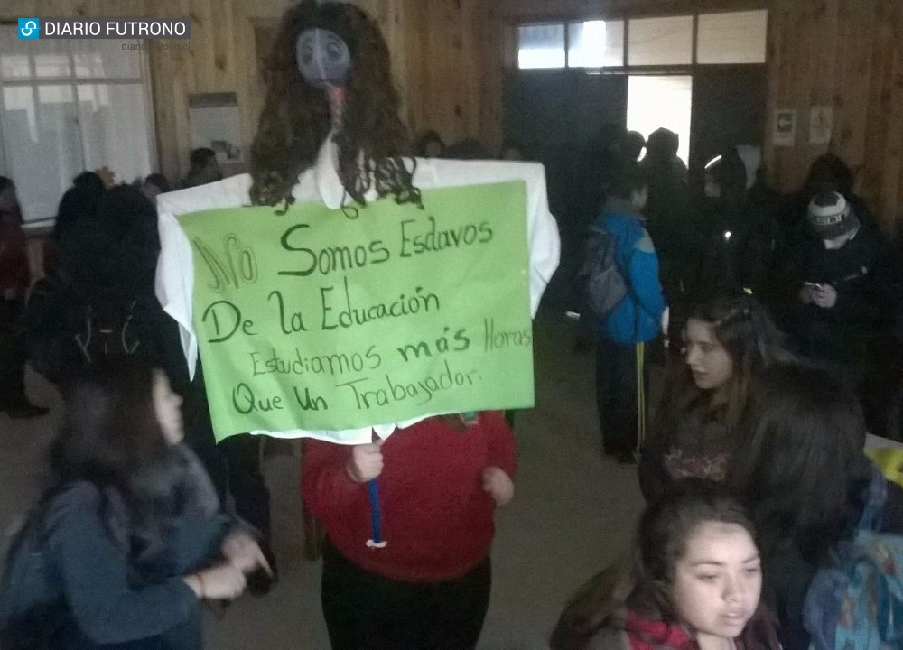 Educación media del colegio Balmaceda en toma: no aceptan extensión horaria