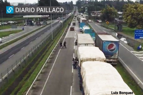 Grupo de camiones bloquea una de las pistas en el Cruce Los Tambores