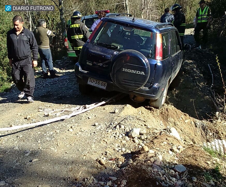 Rescatan vehículo semi volcado sobre socavón en Calcurrupe