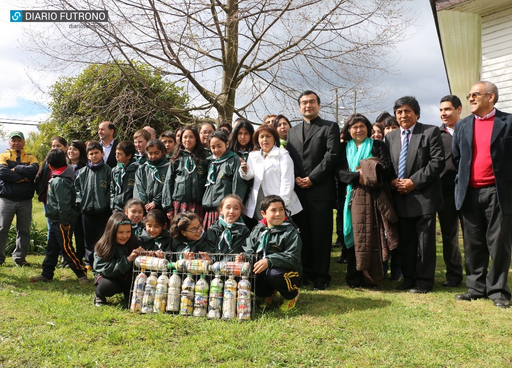 Con muro fabricado de desechos plásticos Liceo San Conrado busca crear conciencia medioambiental