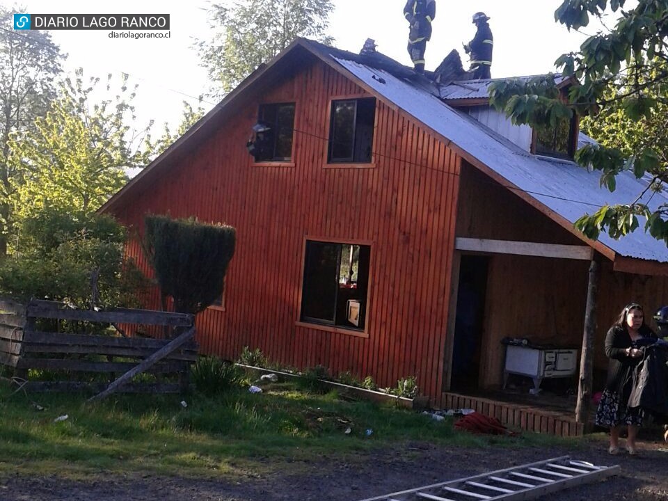 Lago Ranco: rápida acción de bomberos evitó la destrucción de una vivienda en Quirrasco