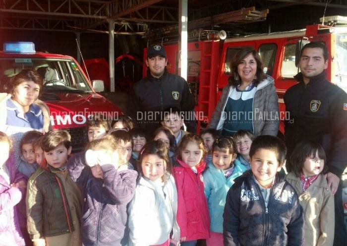 Prekínder del Liceo Antonio Varas de Lago Ranco conoció la labor de Bomberos