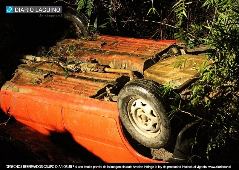 Vehículo volcó en camino de acceso a villa Esperanza en Los Lagos