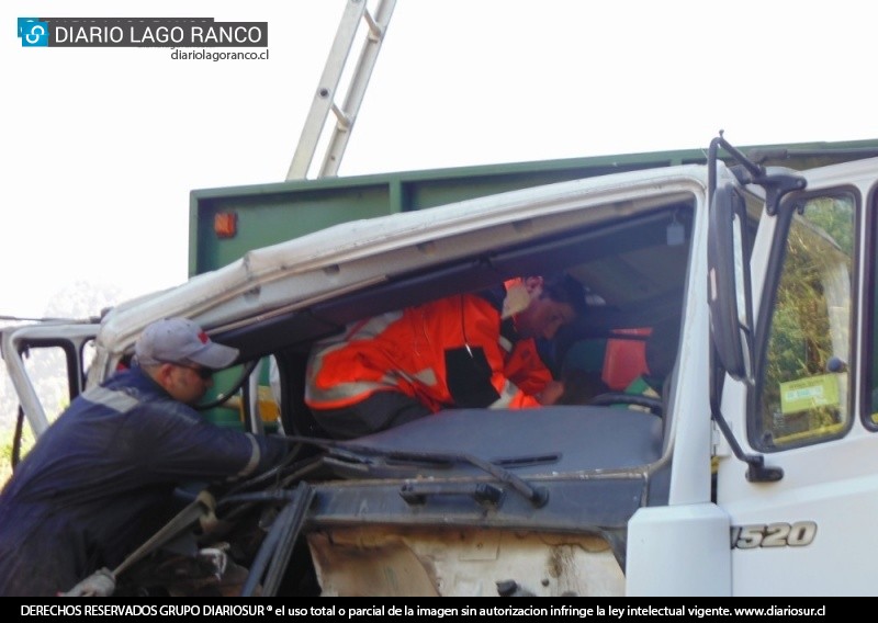 Nuevo accidente en la Cuesta Miraflores: Dos camiones colisionaron por alcance y la copiloto permaneció atrapada por más de una hora