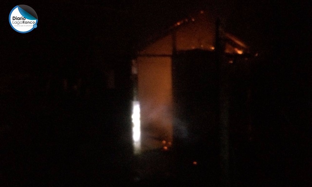 Lago Ranco: Incendio de una bodega movilizó a Bomberos de Riñinahue