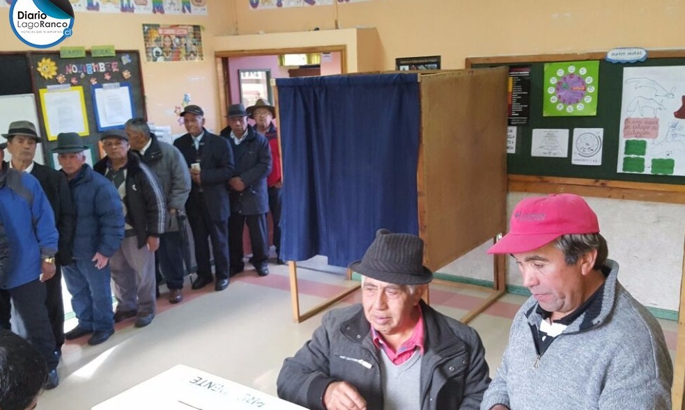 Adultos mayores dan el ejemplo en Riñinahue y se transforman en primeros votantes 