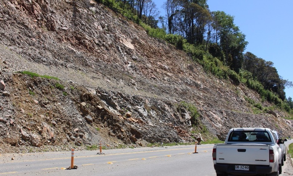 MOP trabaja en estabilización de taludes en ruta que conecta Lago Ranco con Calcurrupe