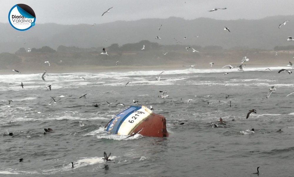 Rescataron a tripulantes de embarcación que se hundió en playa Curiñanco en Valdivia