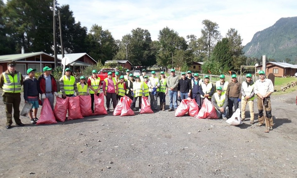 Vecinos de Riñinahue realizaron masiva limpieza de su entorno