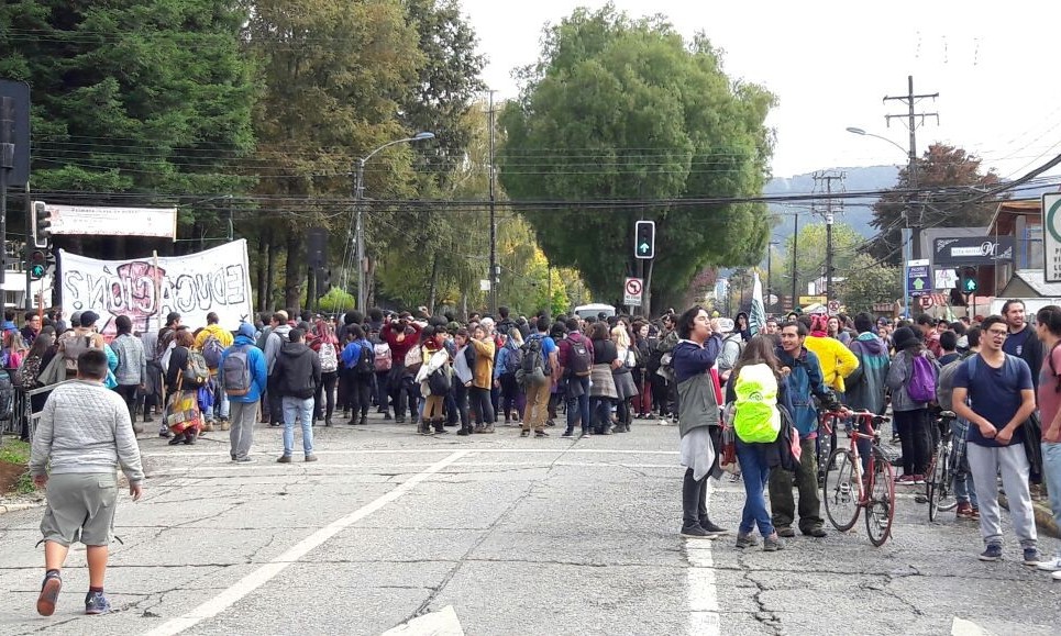 Con 3 estudiantes detenidos y 2 carabineros lesionados terminó marcha por la educación en Valdivia
