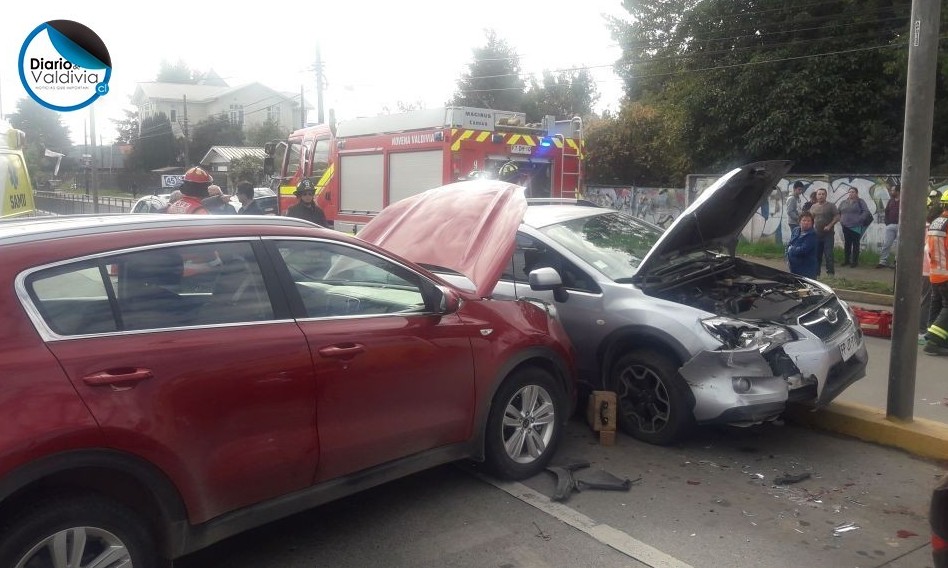 Violenta colisión en Valdivia dejó tres personas lesionadas