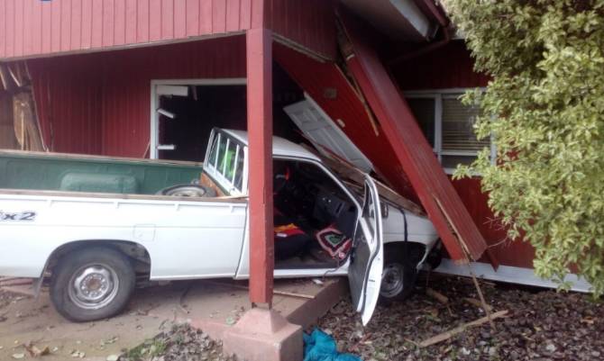 Camioneta terminó incrustada en sede de banda alemana de Paillaco