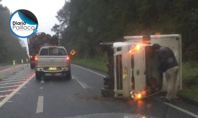 Camión menor volcó en la Cuesta El Cero