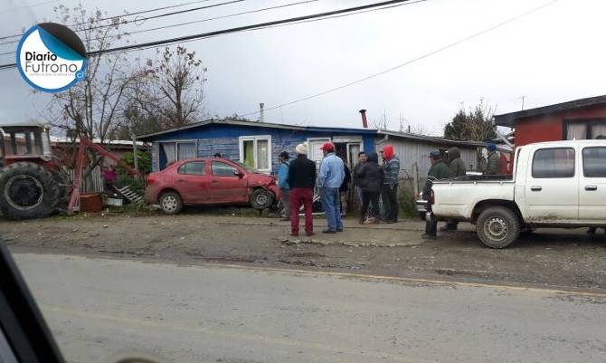 Mujer resultó lesionada tras impactar cerco de una vivienda en Futrono 