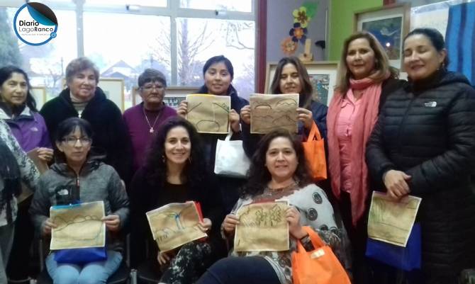 Biblioteca de Lago Ranco exhibe obras de las Bordadoras de Miramar