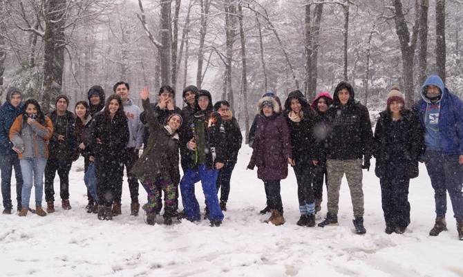 Jóvenes de Río Bueno disfrutaron un día de nieve en Antillanca