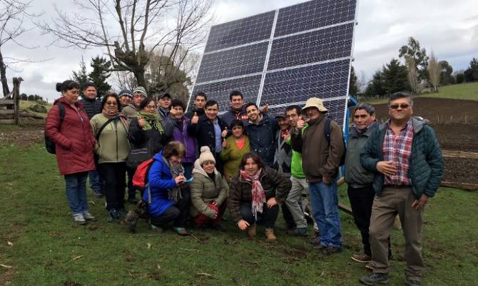 Vecinos de Corral y Valdivia conocen proyecto fotovoltaico de Isla Huapi