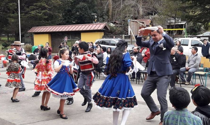 Niñas y niños de Ilihue se lucieron en acto de Fiestas Patrias