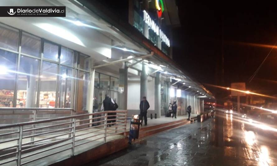 Disparo de bengala generó confusión y un herido en terminal de buses de Valdivia