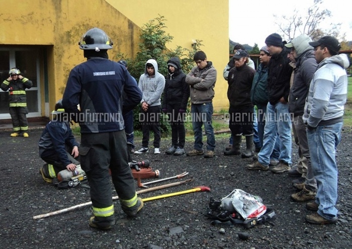 Brigadistas de Riñinahue recibieron su primera instrucción bomberil