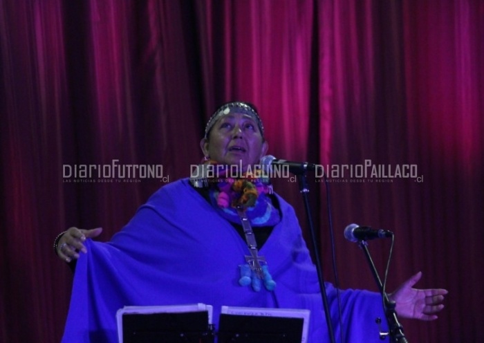 La fuerza interpretativa de Beatriz Pichimalén dio realce a la Primera Muestra Cultural Mapuche de Futrono